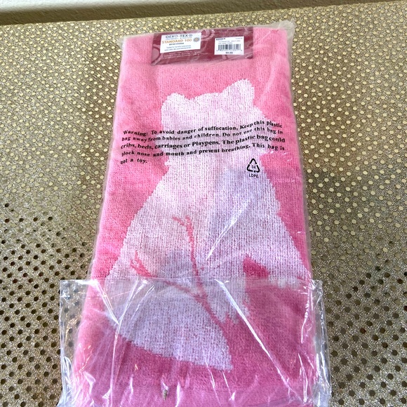 Celebrate Valentine’s Day Together with an adorable set of bath hand towels. - Picture 2 of 3